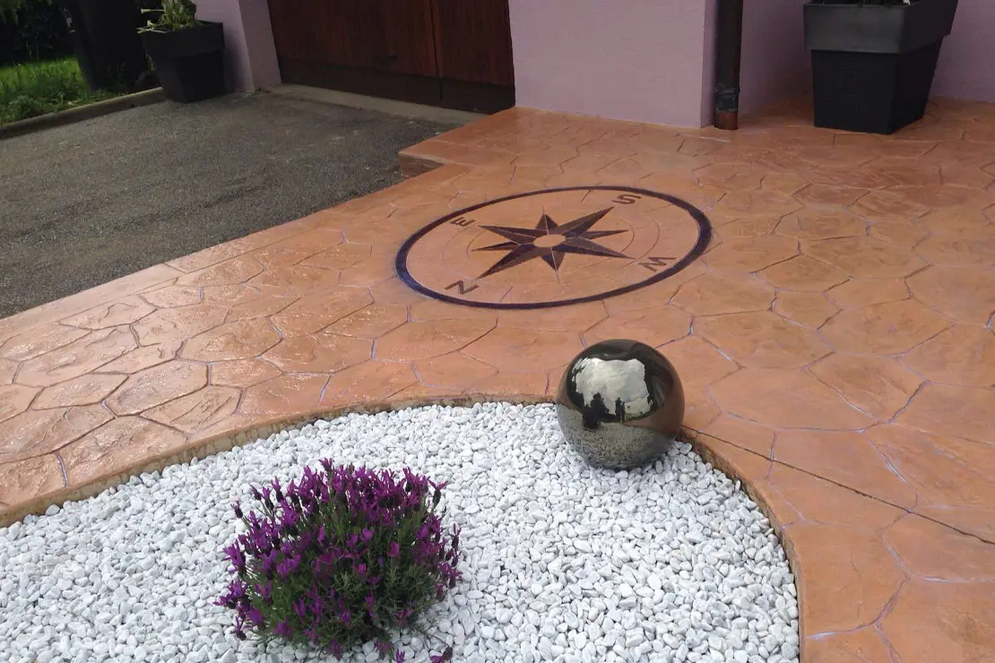 Compás de hormigón impreso en el piso de una casa. Compás de hormigón impreso en el piso de una casa.