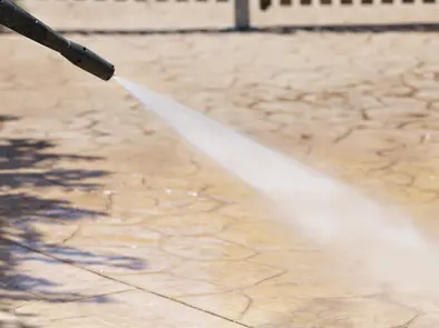 Lavando el hormigón estampado con agua a alta presión Lavando el hormigón estampado con agua a alta presión